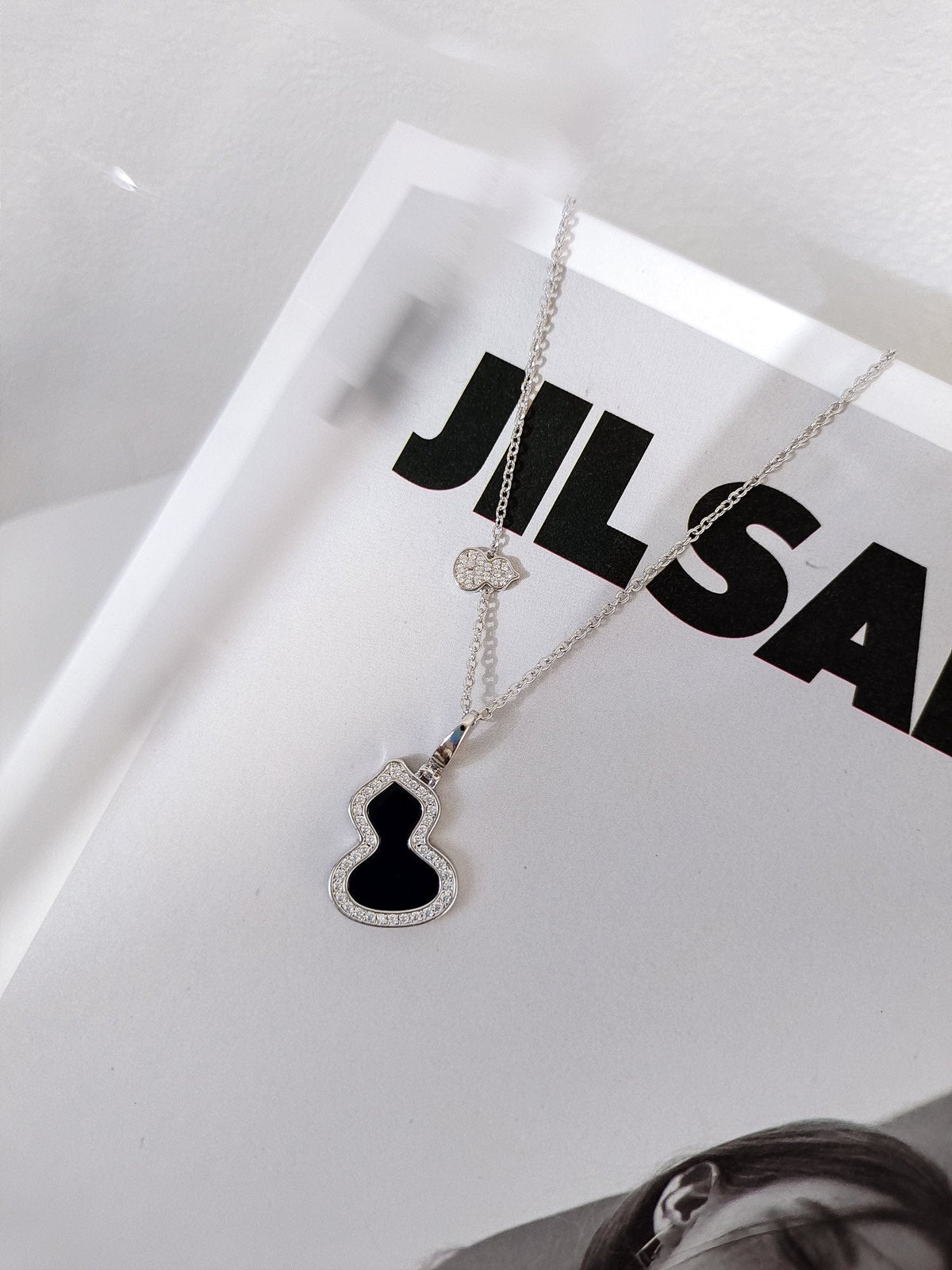 QEELIN WULU 2 MOTIF ONYX SILVER NECKLACE